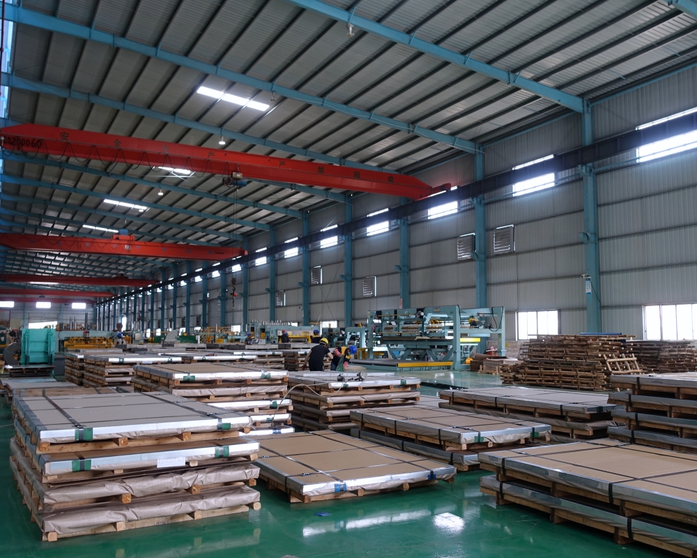 Stainless steel sheet for cleanroom wall panels and controlled medical interiors
